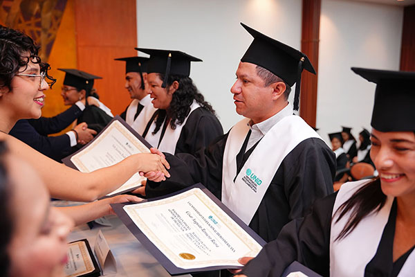Awarding of degrees to UNIB scholarship recipients in Ecuador.